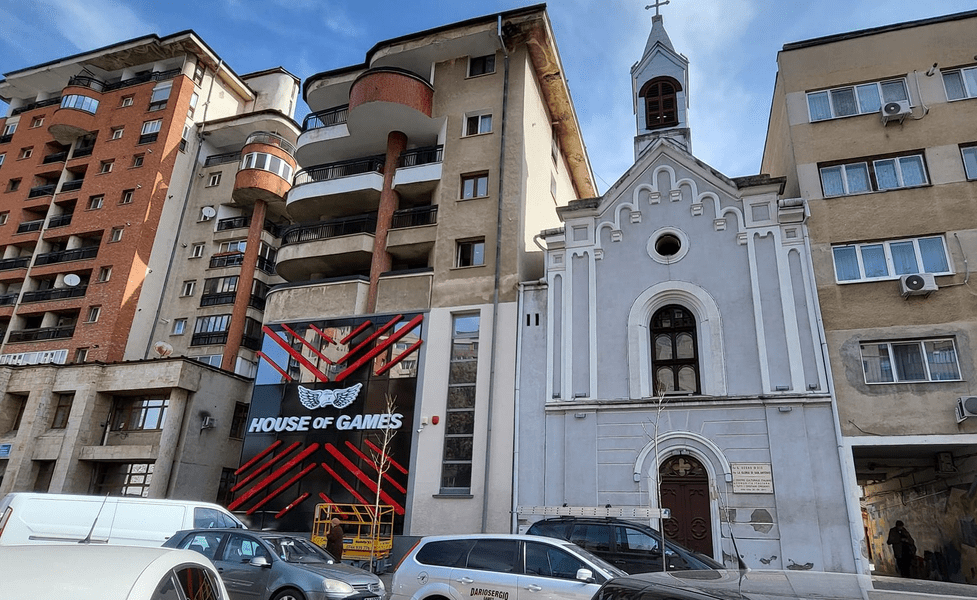 Sală de păcănele deschisă lângă biserică, în centrul orașului Alba Iulia. Ce spune primăria
