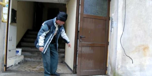 Preşedintele asociaţiei ne arată de unde s-au furat uşile