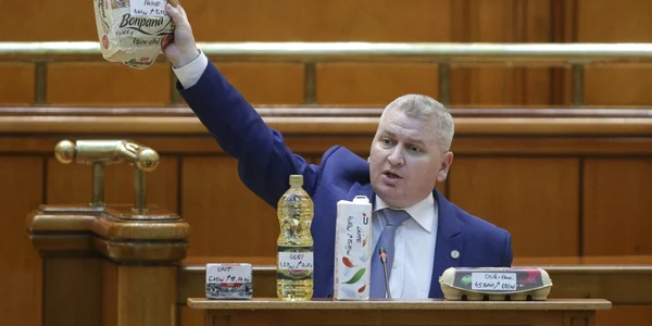 Florin Roman în Parlament - pâine - unt - ulei - lapte - ouă - nov 2017 / FOTO Inquam Photos / Octav Ganea