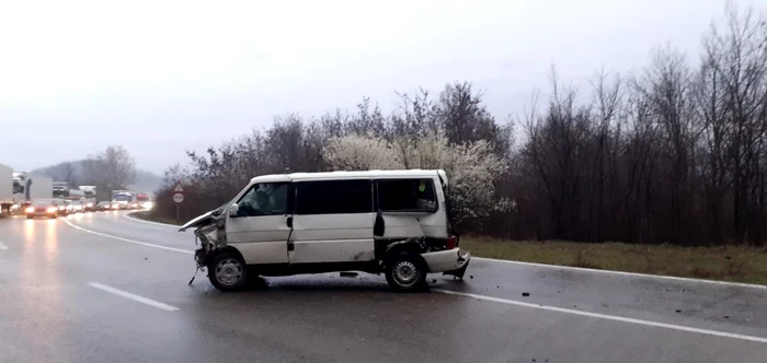 Accident pe DN7 - E81 în Vâlcea pe Dealul Negru - trei autoturisme implicate şi două victime Foto Adevărul