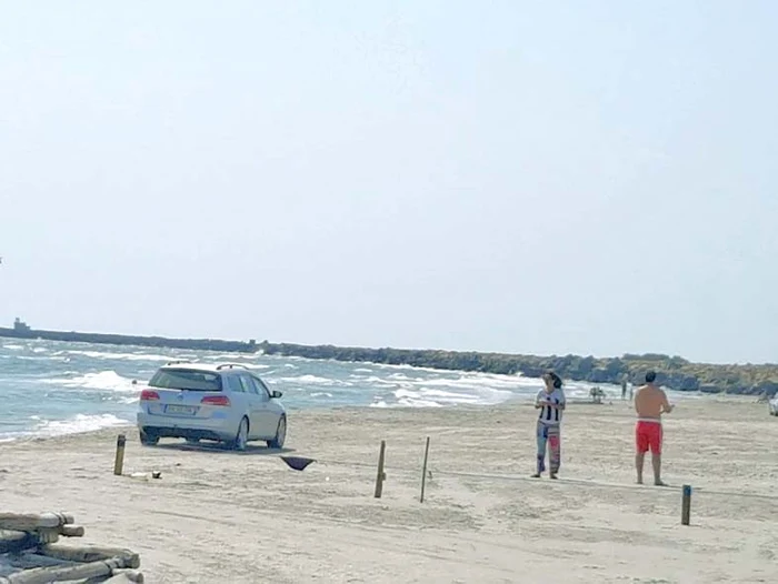 Unul dintre automobilele parcate pe plajă