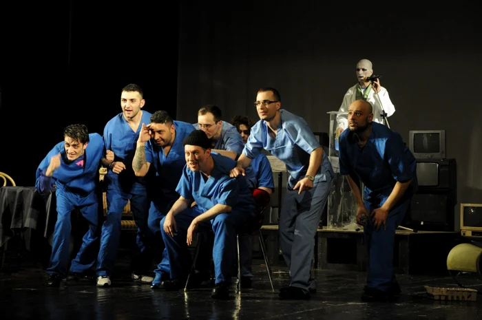 Deţinuţii Penitenciarului Rahova, în spectacolul „Zbor deasupra unui cuib de cuci“, de anul trecut FOTO Corina Zorzor