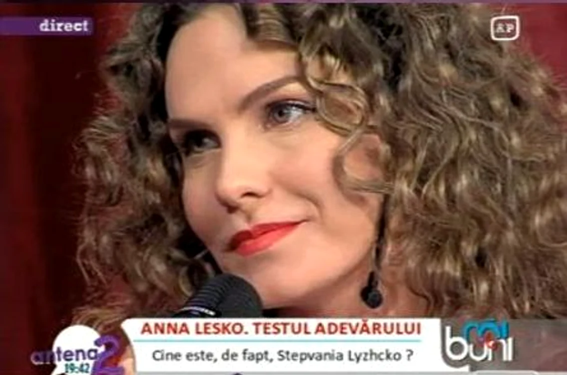 
    Şi vedetele îi cer autografe Annei Lesko  