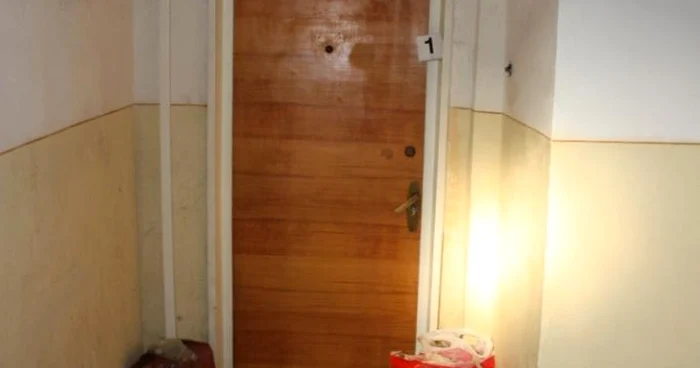 Intrarea în garsoniera unde a avut loc crima