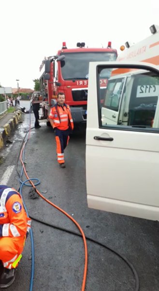 Familie de polițiști, moartă într-un accident teribil. Mașina tinerilor s-a făcut zob de un TIR VIDEO