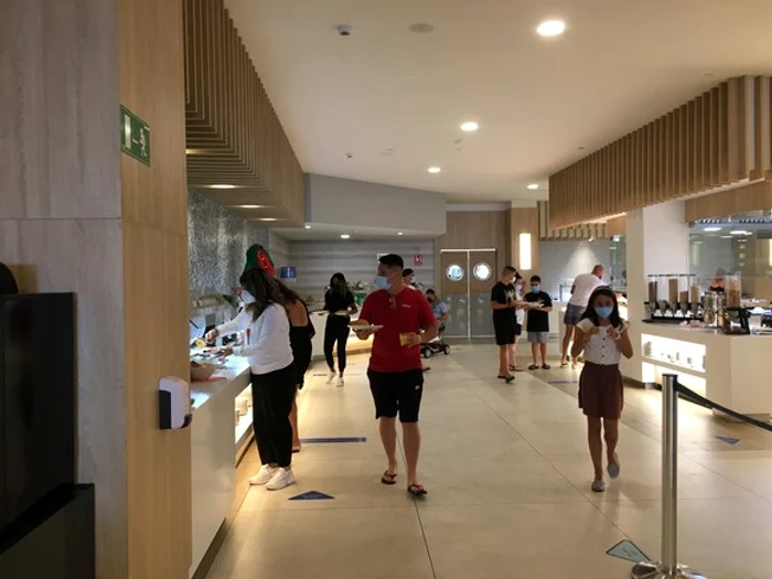 Toată lumea poartă mască în zona de autoservire