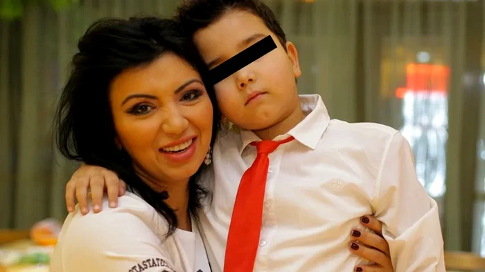 Adriana Bahmuțeanu și fiul său cel mic / foto: Facebook