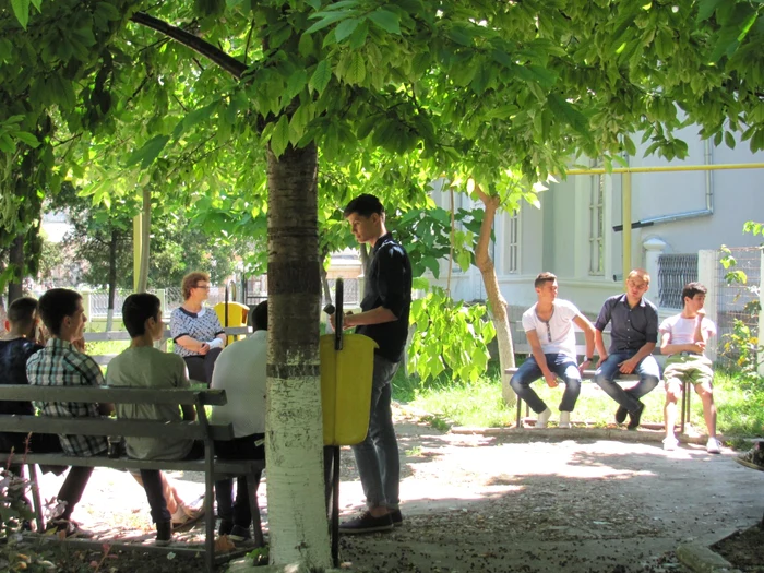 Absolveţii au scăpat de emoţiile celui de-al doilea examen scris de la Bac 2014 FOTO Sabina Ghiorghe
