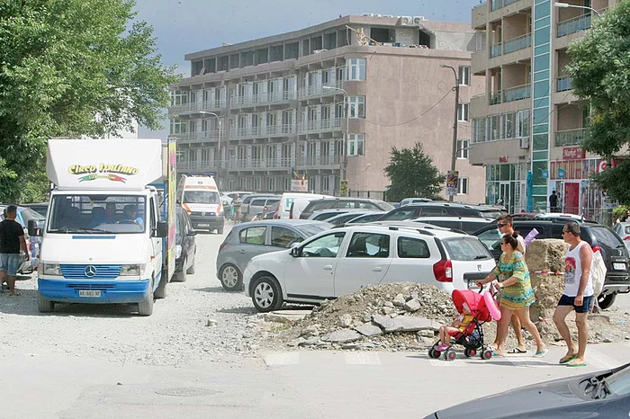 În Eforie Nord, turiştii trec pe lângă molozul uitat pe stradă