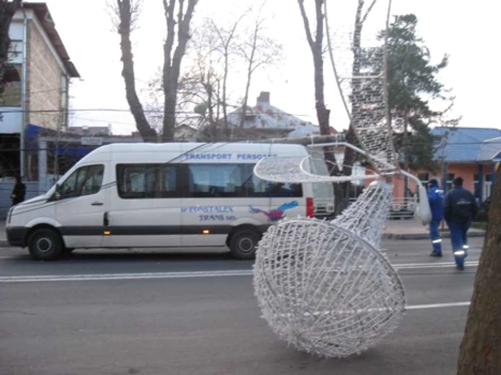 Microbuzul a fost oprit din cursă de stâlpul electric