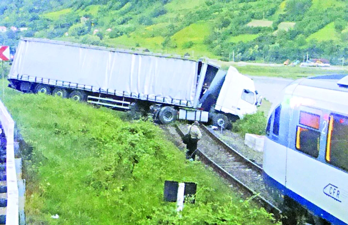 
    Mecanicul locomotivei a fost  anunţat de impiegatul  din staţia Cornet şi  a oprit pe ultima sută de metri  