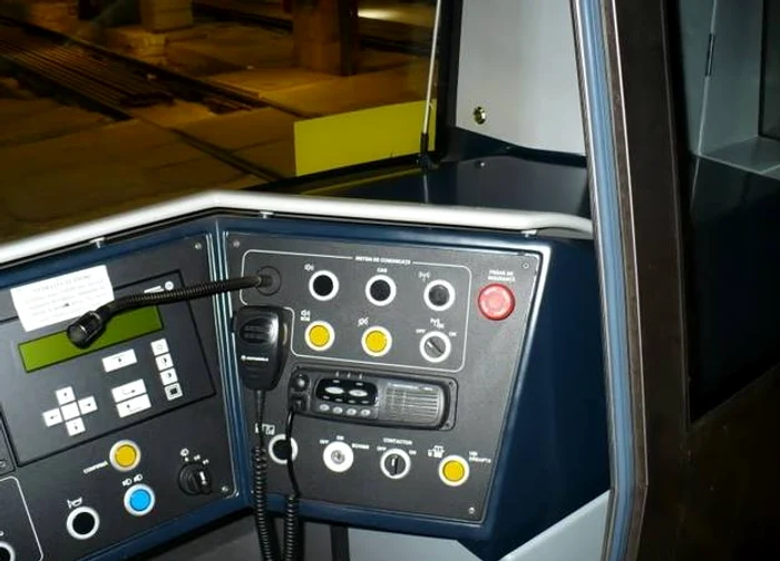 Butonul roșu acționează frâna de urgență