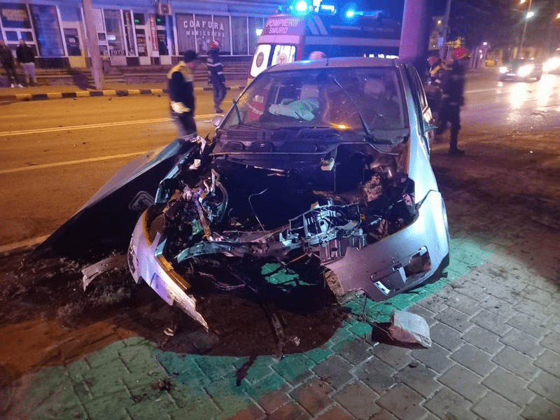O șoferiță beată criță a luat la rând stâlpii de iluminat de pe o stradă din Suceava VIDEO