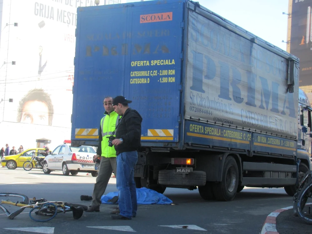Biciclistul a murit ]n urma impactului - Foto Ramona Găină