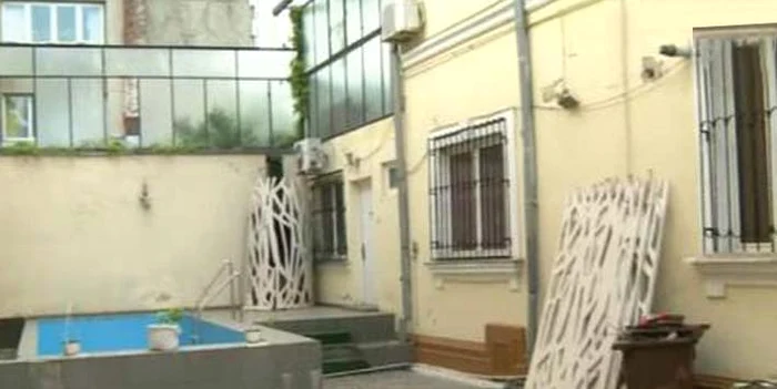 Vila are piscină în curte