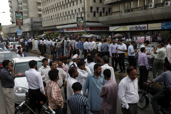 Iranienii au ieşit în stradă, speriaţi de cutremurul de 7,5 grade pe scara Richter. FOTO: Reuters