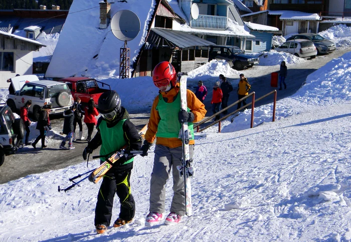 
    Elevii pot practica sporturi de iarnă, în tabără  