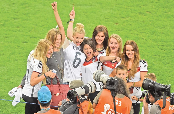 Nemţii se mândresc şi cu iubitele jucătorilor, în frunte cu Lena Gercke (numărul 6), logodnica lui KhediraFoto: Afp