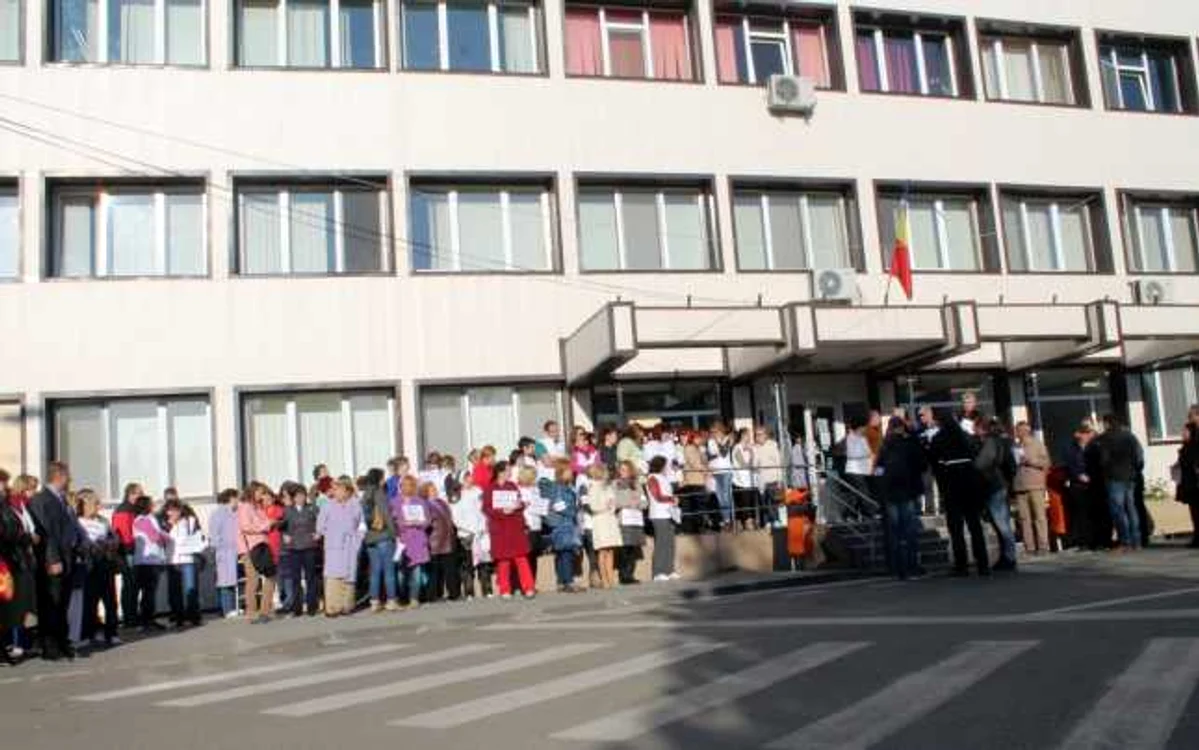 Se protestează în faţa spitalului . Foto Adevarul