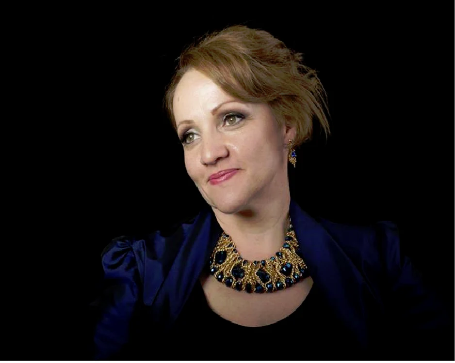 Cristina Gavriluț crează bijuteriile în funcție de rochie