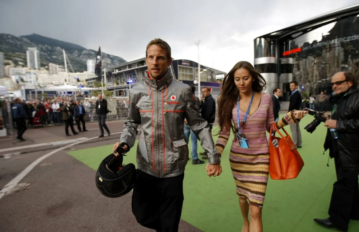 Jenson Button şi soţia sa, modelul japonez Jessica Michibata FOTO AP