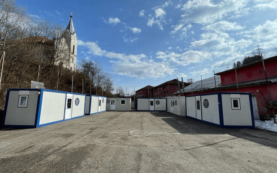 Sinistrații din Aninoasa, mutați în containere modulare. 11 blocuri din colonie, în pericol de prăbușire