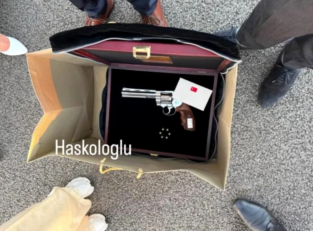 Toţi invitaţii la summit au primit câte un pistol cadou. FOTO: captură video Antena3