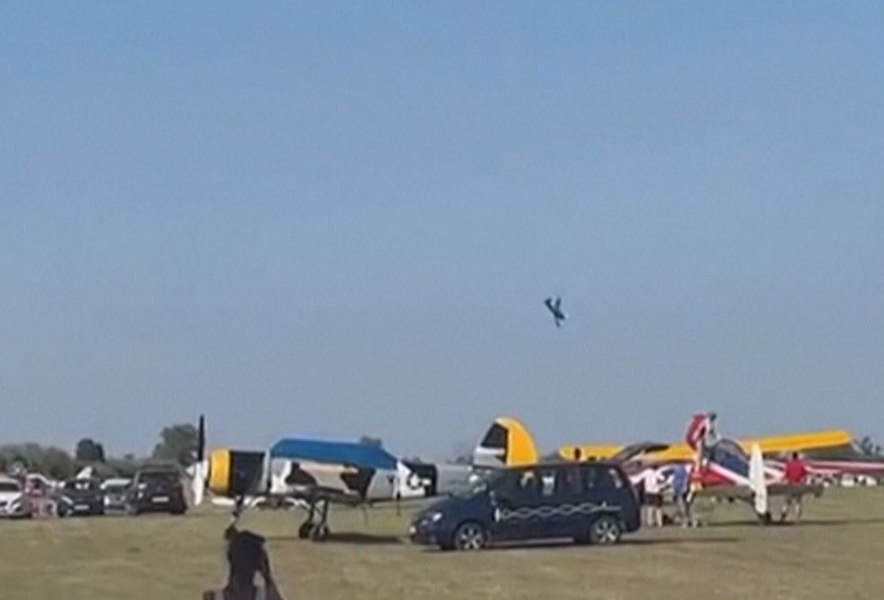 Momentul în care un avion se prăbușește la un spectacol aviatic din Ungaria: doi morți și patru răniți | VIDEO