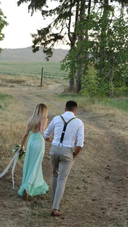 Cei doi miri în drum spre întâlnirea cu ofiţerul stării civile