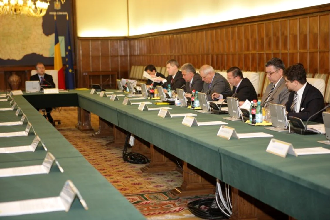 
    Fotoliile din executiv vor rămâne goale  