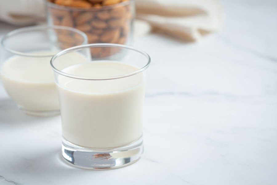 Este laptele de migdale mai sănătos decât cel de vacă? Ce spun dieteticienii 