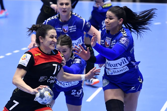
    CSM București și SCM Rm. Vâlcea nu pot evolua în aceeași grupă în Liga CampionilorFoto: sportpictures.eu  