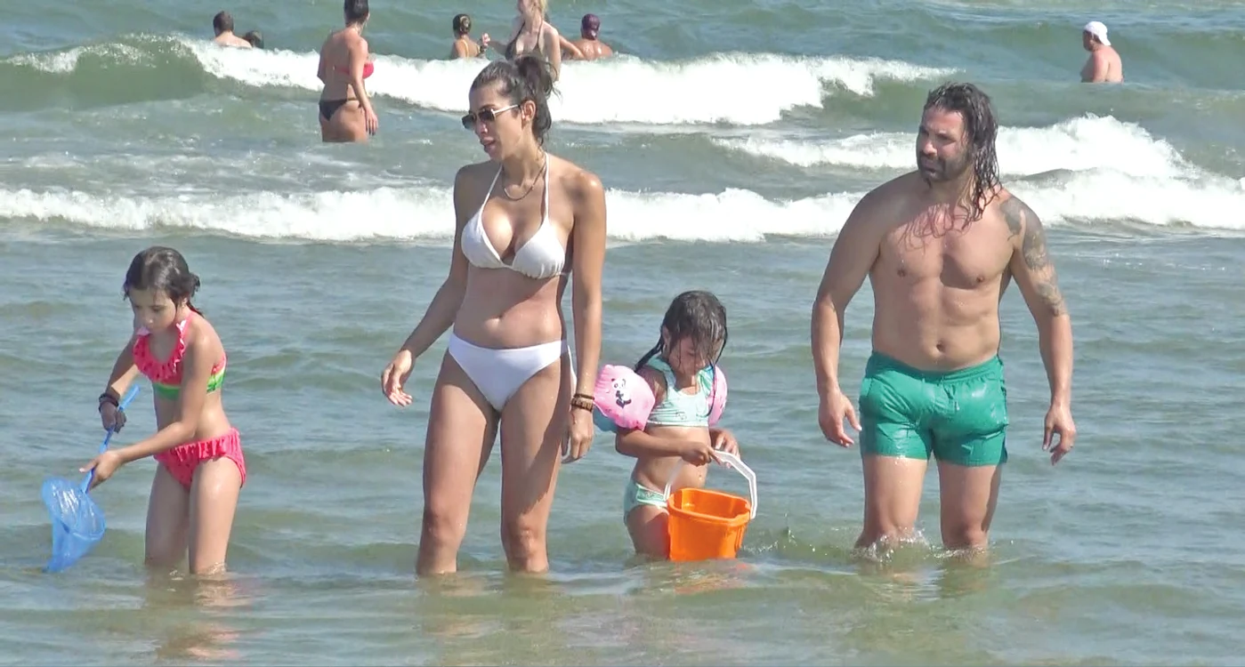 Păreau familia perfectă. În vară, au fost surprinși cu fetițele pe litoral