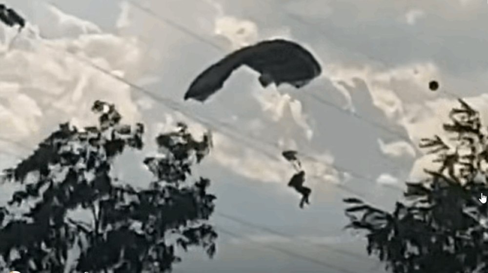 Doi militari au fost răniți în timpul unui exercițiu de paraşutare la Târgu Mureș. Unul dintre ei a rămas agăţat în firele de înaltă tensiune