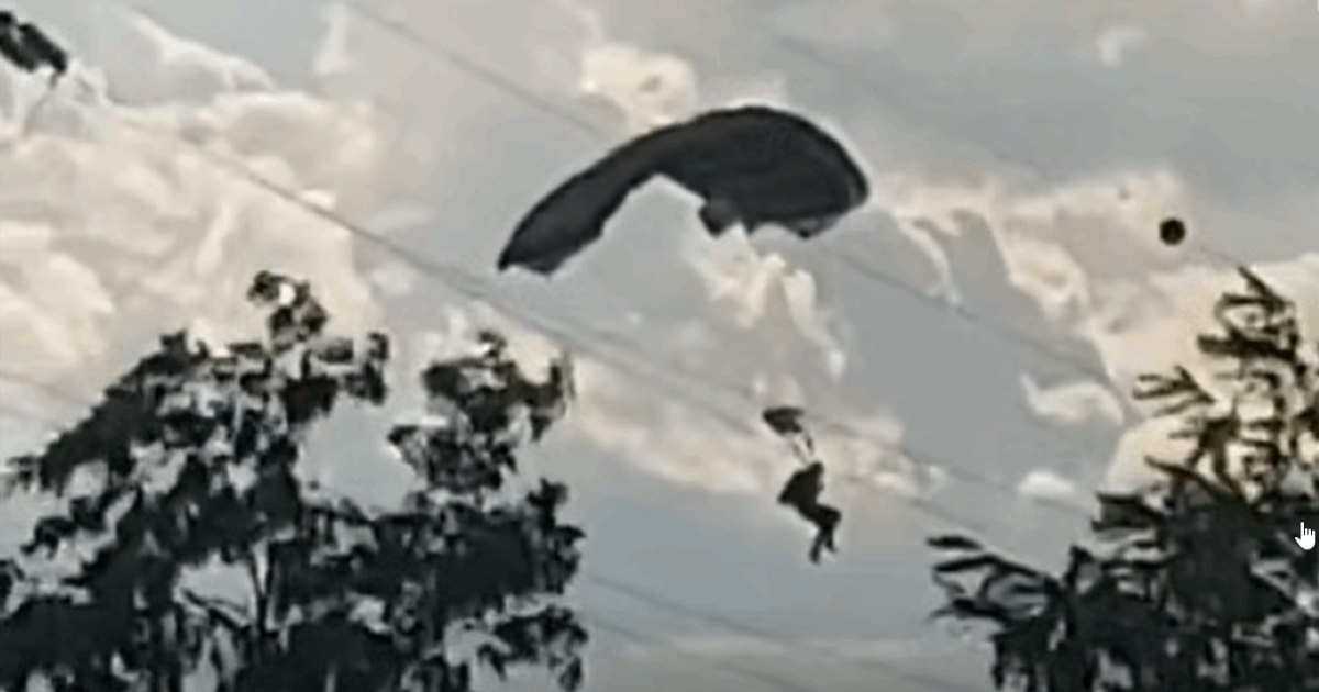 Doi militari au fost răniți în timpul unui exercițiu de paraşutare la Târgu Mureș. Unul dintre ei a rămas agăţat în firele de înaltă tensiune