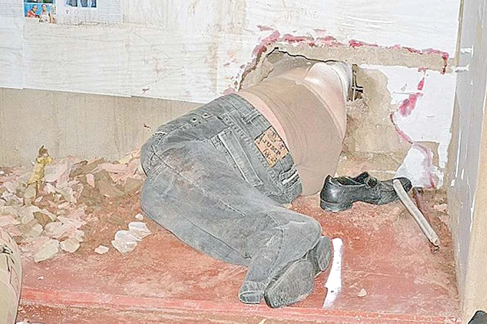 Nici gardienii nu se pot abţine să nu râdă când îl văd pe prizonier blocat în zid