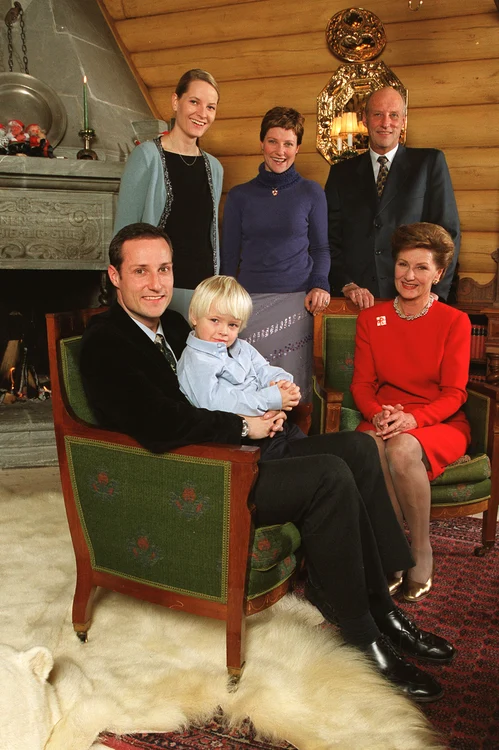 Mette-Marit, Martha Louise, Regele Harald, Haakon cu fiul său Marius și Regina Sonja