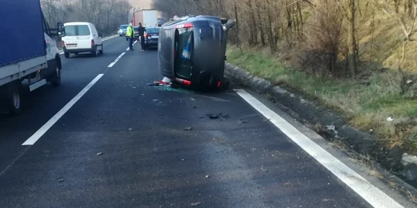 Trafic blocat parţial pe Valea Oltului - o maşină s-a răsturnat pe DN 7 - E 81 la Câineni - circulaţia se desfăşoară alternativ Foto Adevărul