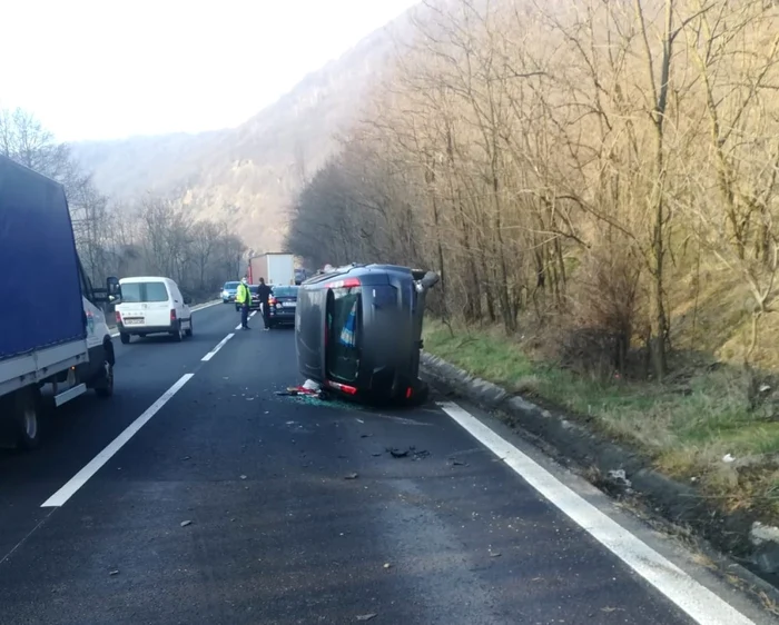 Trafic blocat parţial pe Valea Oltului - o maşină s-a răsturnat pe DN 7 - E 81 la Câineni - circulaţia se desfăşoară alternativ Foto Adevărul