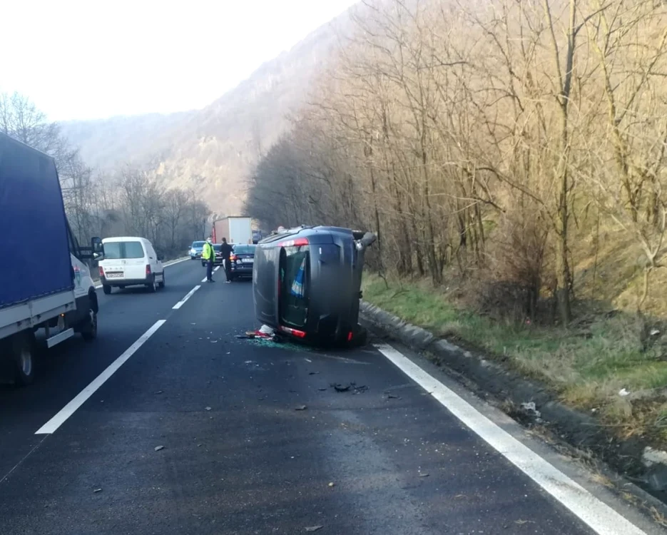 Trafic blocat parţial pe Valea Oltului - o maşină s-a răsturnat pe DN 7 - E 81 la Câineni - circulaţia se desfăşoară alternativ Foto Adevărul