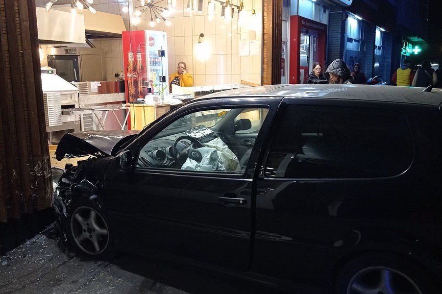 Au „parcat” mașina direct în vitrina unui magazin. Pățania unor tineri din Ploiești VIDEO