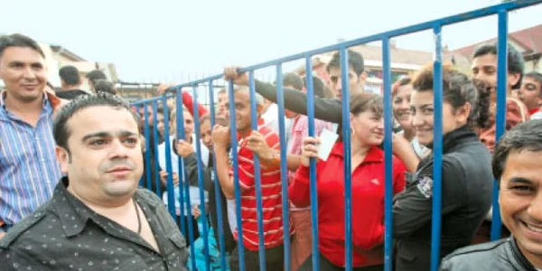 În ziua alegerilor locale din 2008, manelistul Adrian Simionescu a fost susţinut de alegători agresivi 
