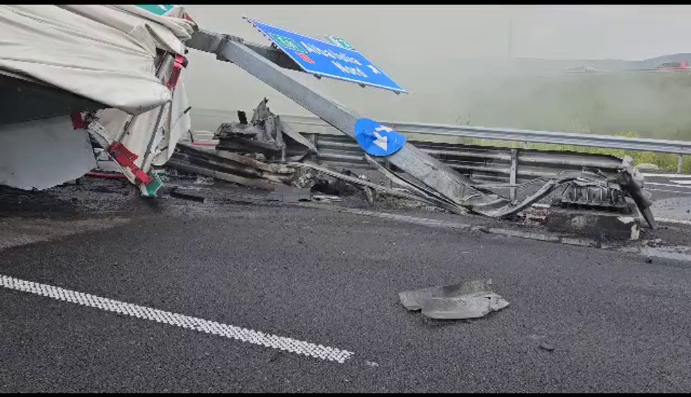 Tânărul care a salvat un șofer de camion, ce a luat foc pe autostrada Sebeș-Turda: „Am sărit gardurile și l-am ajutat“ VIDEO