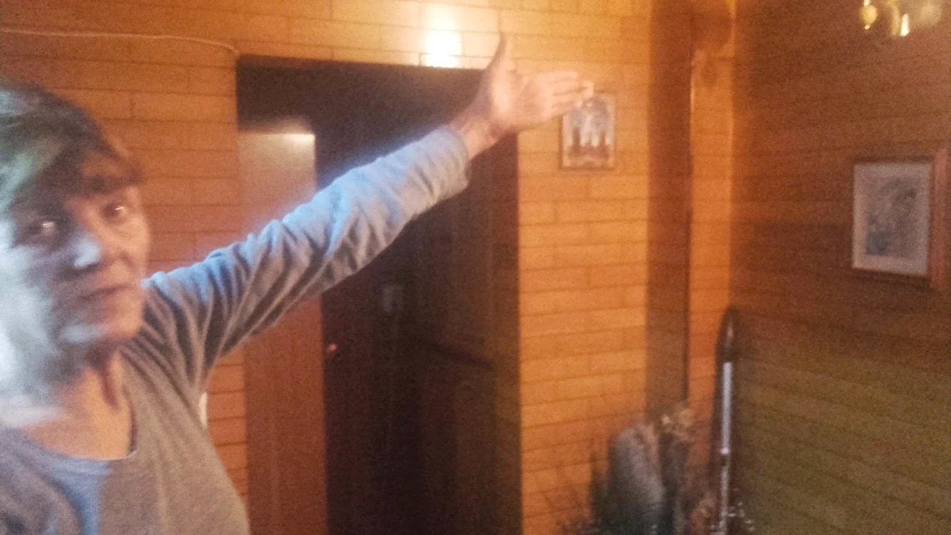 Victoria Ciclu spune că nu a auzit nici o împuşcătură, deşi îi separă doar un perete