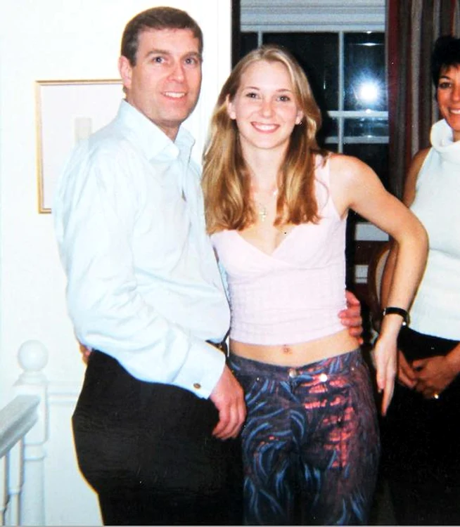 2001. Prinţul Andrew s-a lăsat fotografiat alături de Virginia care avea atunci 17 ani