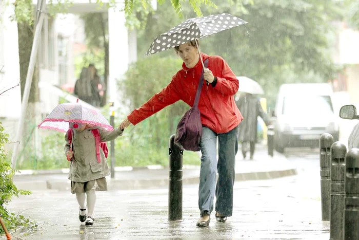 
    Joi, de 1 Mai, nu  vom ieşi din case  fără umbrele  