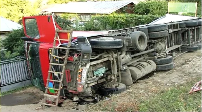 TIR-ul s-a răsturnat peste un gard al unei curţi din Băneşti. FOTO ziarulprahova.ro