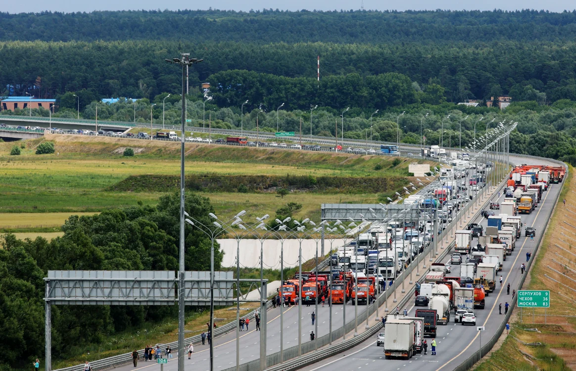 Camioanele blocheaza autostrada M-2 langa podul Cadets Podolsk din regiunea Moscova Foto Profimedia