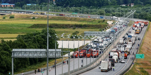 Camioanele blocheaza autostrada M-2 langa podul Cadets Podolsk din regiunea Moscova, Rusia. Foto Profimedia