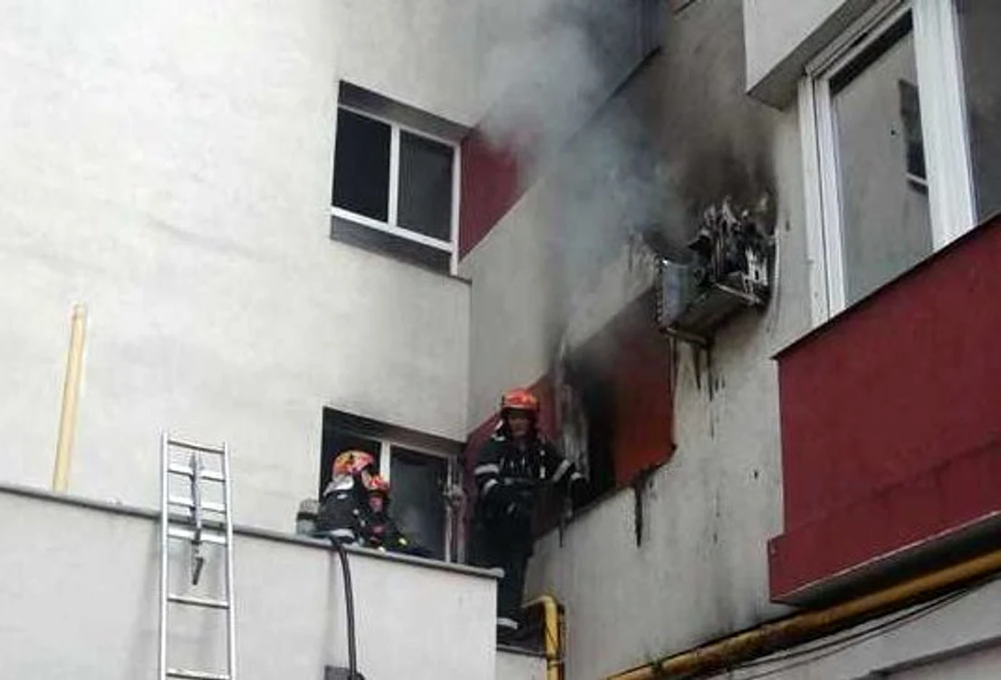 
    Incendiu într-un apartament din Sectorul 1 al Capitalei, nouă persoane fiind evacuate; două persoane au fost transportate la spital Foto News.ro  